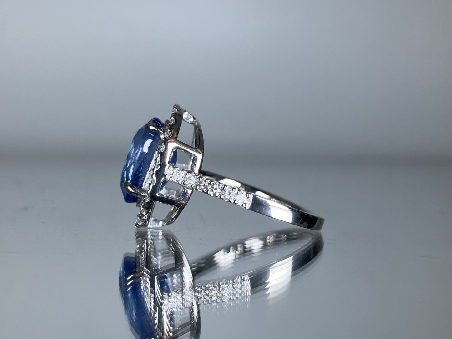 サファイア 5.44ct コンフラワーブルー Cornflower blue AIGS鑑別書 D0.80ct PT900 5.8g 指輪 （JP14号） サイズ直し無料 7167S