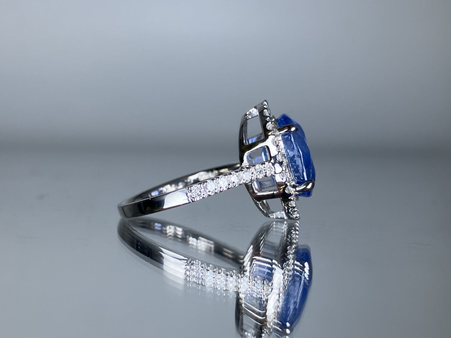 サファイア 5.44ct コンフラワーブルー Cornflower blue AIGS鑑別書 D0.80ct PT900 5.8g 指輪 （JP14号） サイズ直し無料 7167S