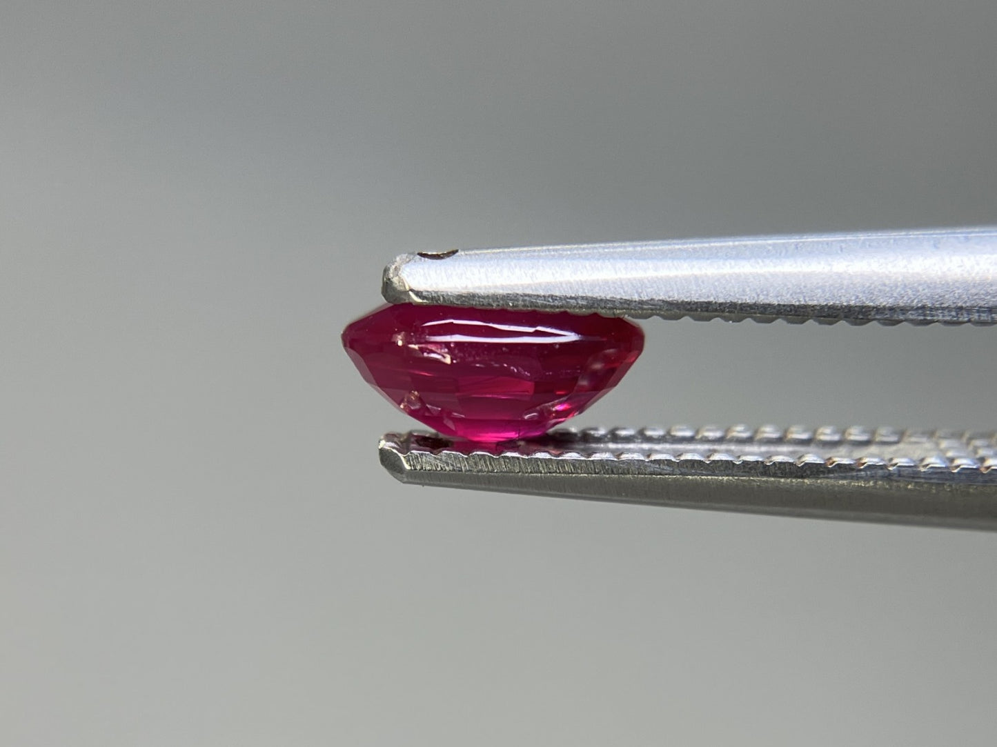 ルビー 天然 0.710ct 宝石ソーティング付き 6.0㎜×4.0㎜×2.7㎜ ルース（ 裸石 ） 7988YY