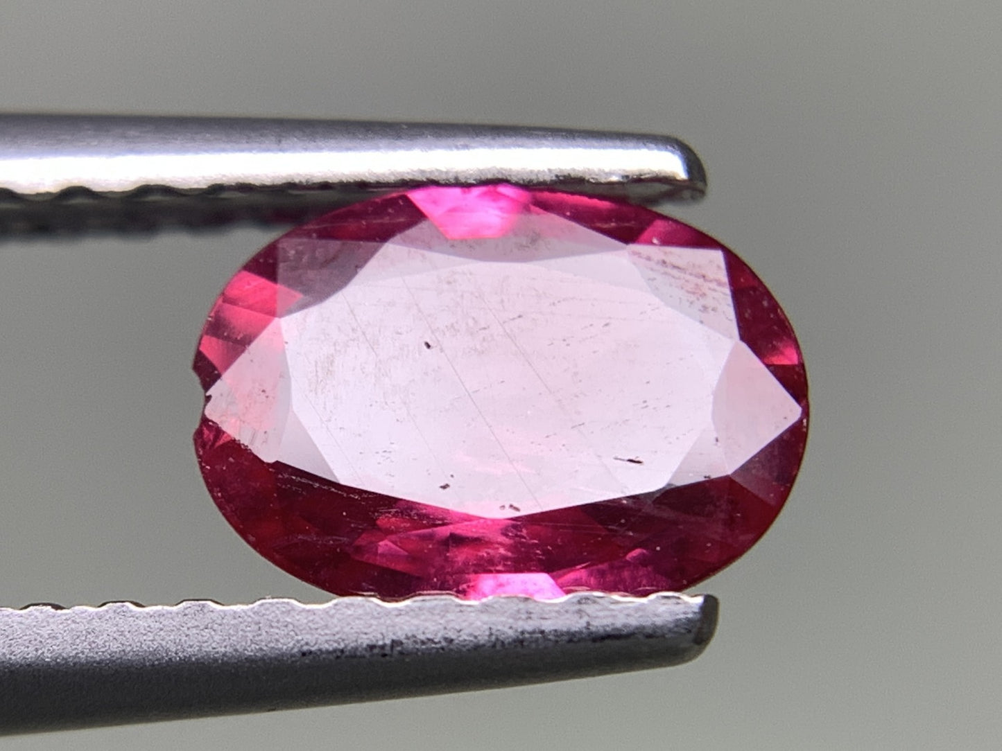ルビー 天然 0.676ct 宝石ソーティング付き 6.8㎜×5.1㎜×2.2㎜ ルース（ 裸石 ） 8219Y