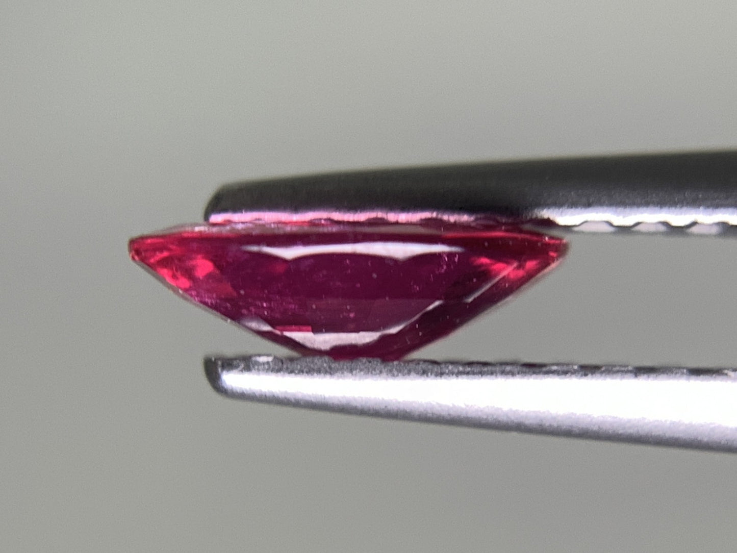 ルビー 天然 0.676ct 宝石ソーティング付き 6.8㎜×5.1㎜×2.2㎜ ルース（ 裸石 ） 8219Y