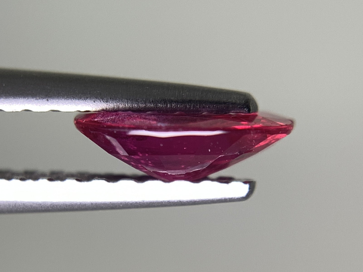 ルビー 天然 0.676ct 宝石ソーティング付き 6.8㎜×5.1㎜×2.2㎜ ルース（ 裸石 ） 8219Y