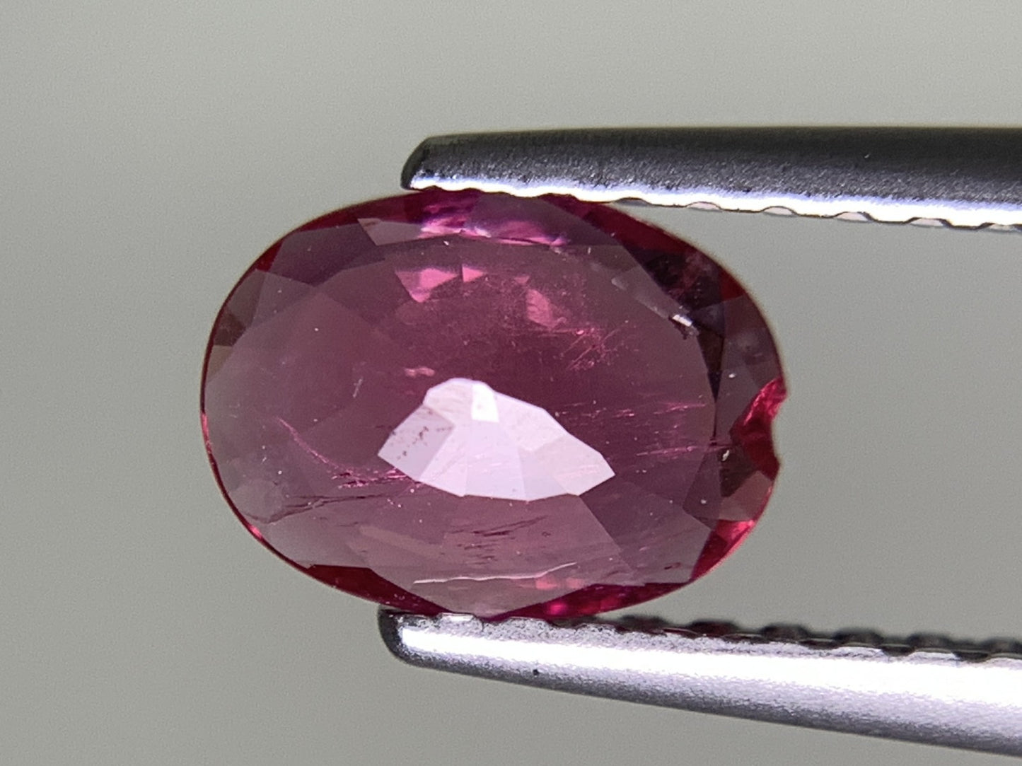 ルビー 天然 0.676ct 宝石ソーティング付き 6.8㎜×5.1㎜×2.2㎜ ルース（ 裸石 ） 8219Y