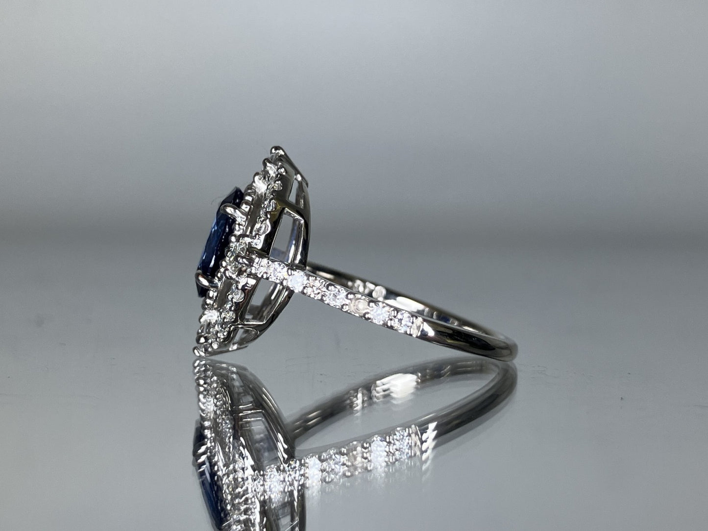 サファイア 1.67ct コンフラワーブルー Cornflower blue AIGS鑑別書 D0.42ct PT900 4.8g 指輪 （JP12号） サイズ直し無料 7376S