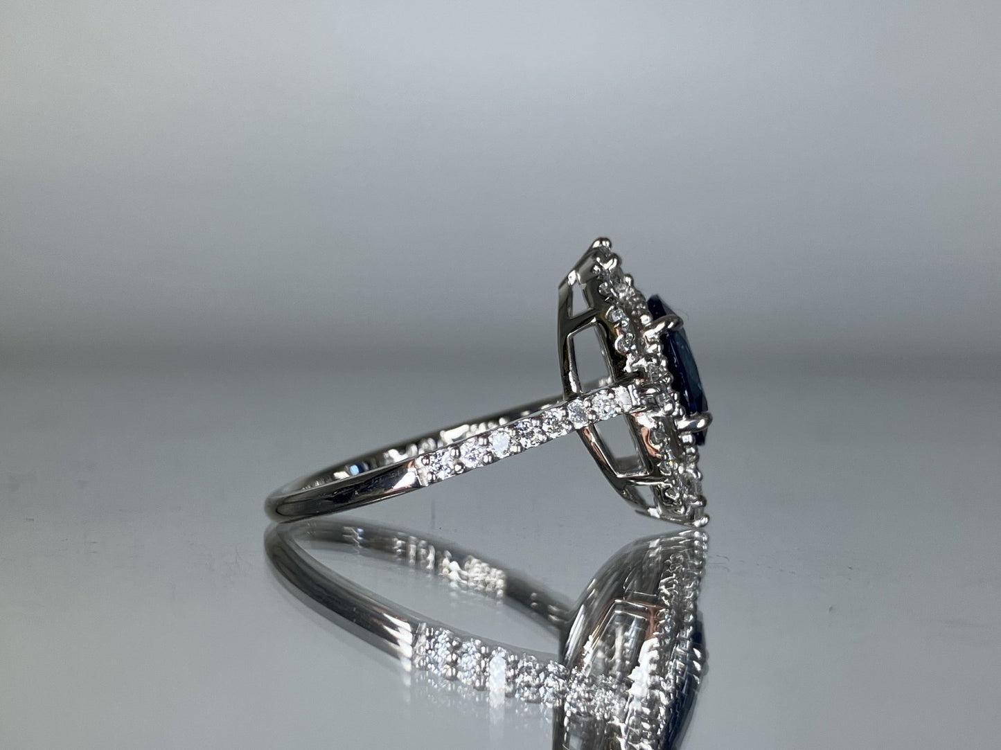 サファイア 1.67ct コンフラワーブルー Cornflower blue AIGS鑑別書 D0.42ct PT900 4.8g 指輪 （JP12号） サイズ直し無料 7376S