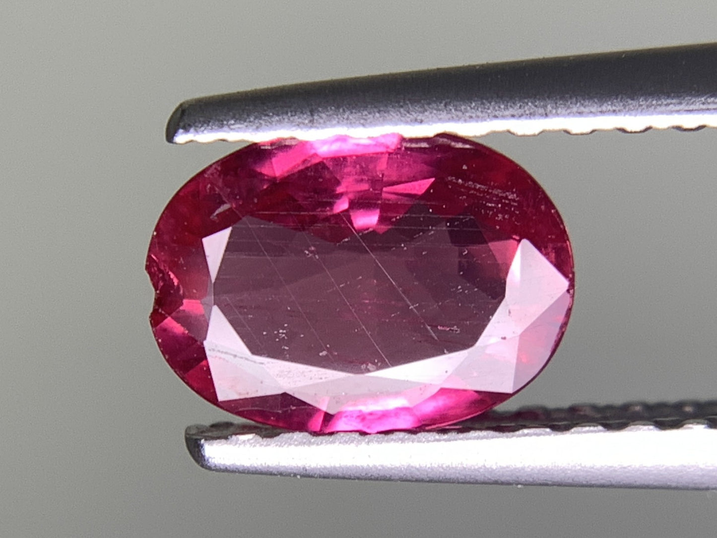 ルビー 天然 0.676ct 宝石ソーティング付き 6.8㎜×5.1㎜×2.2㎜ ルース（ 裸石 ） 8219Y