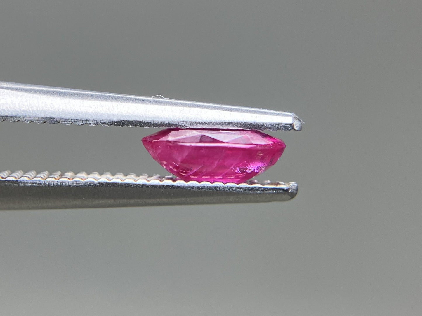 ルビー 天然 0.863ct 宝石ソーティング付き 6.8㎜×5.0㎜×2.5㎜ ルース（ 裸石 ） 7994YY