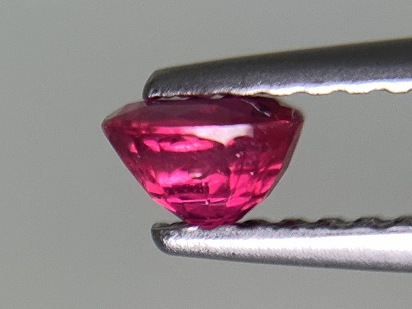 ルビー 天然 0.435ct 宝石ソーティング付き 4.5㎜×3.6㎜×2.8㎜ ルース（ 裸石 ） 8224Y
