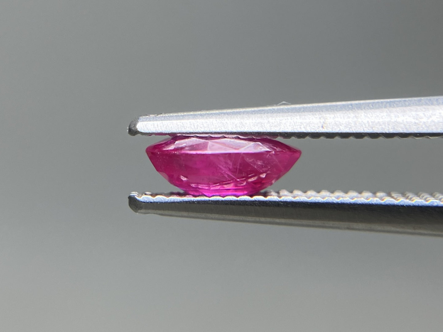ルビー 天然 0.863ct 宝石ソーティング付き 6.8㎜×5.0㎜×2.5㎜ ルース（ 裸石 ） 7994YY