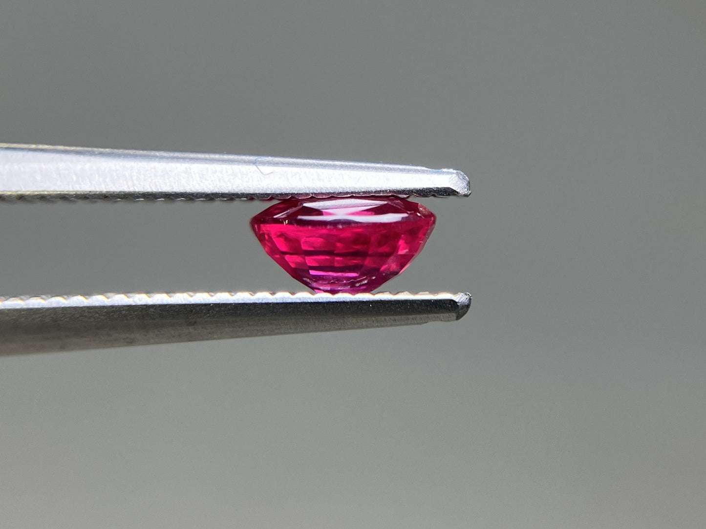 ルビー 天然 0.803ct 宝石ソーティング付き 5.6㎜×4.6㎜×2.9㎜ ルース（ 裸石 ） 7990YY