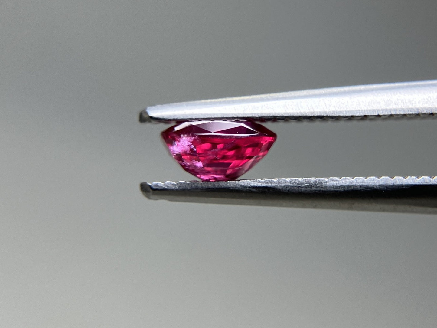 ルビー 天然 0.803ct 宝石ソーティング付き 5.6㎜×4.6㎜×2.9㎜ ルース（ 裸石 ） 7990YY