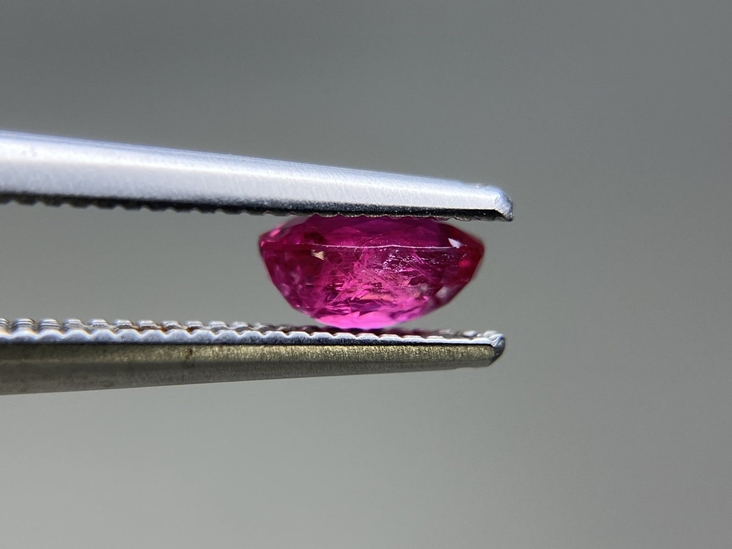 ルビー 天然 0.802ct 宝石ソーティング付き 6.0㎜×4.4㎜×2.8㎜ ルース（ 裸石 ） 7978YY