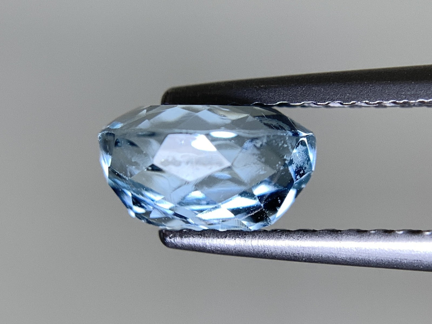 アクアマリン 天然 1.229ct 宝石ソーティング付き 7.2㎜×5.8㎜×4.2㎜ ルース（ 裸石 ） 6981Y