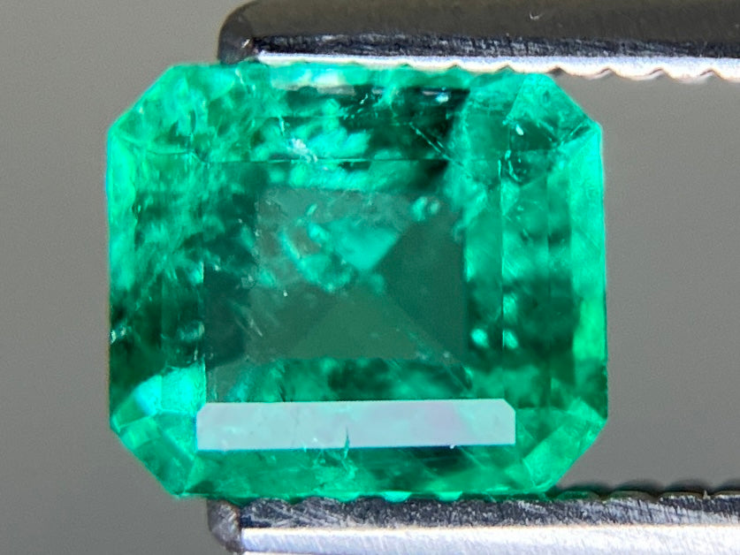 エメラルド 天然 0.668ct 中央宝石ソーティング付き 5.90㎜×5.12㎜×2.99㎜ ルース（ 裸石 ） 7938YY