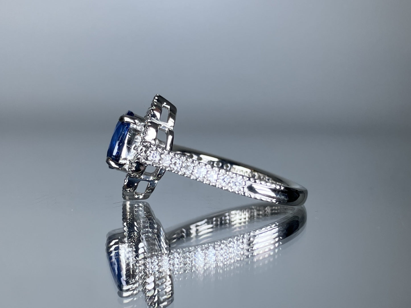 サファイア 1.21ct コンフラワーブルー Cornflower blue AIGS鑑別書 D0.45ct PT900 4.8g 指輪 （JP10号） サイズ直し無料 7331S
