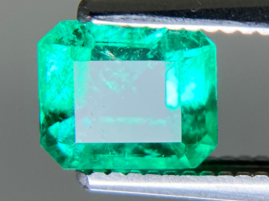 エメラルド 天然 0.668ct 中央宝石ソーティング付き 5.90㎜×5.12㎜×2.99㎜ ルース（ 裸石 ） 7938YY