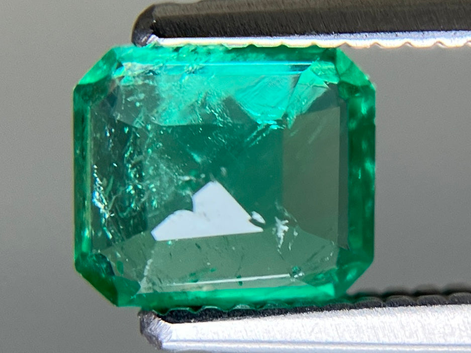 エメラルド 天然 0.668ct 中央宝石ソーティング付き 5.90㎜×5.12㎜×2.99㎜ ルース（ 裸石 ） 7938YY