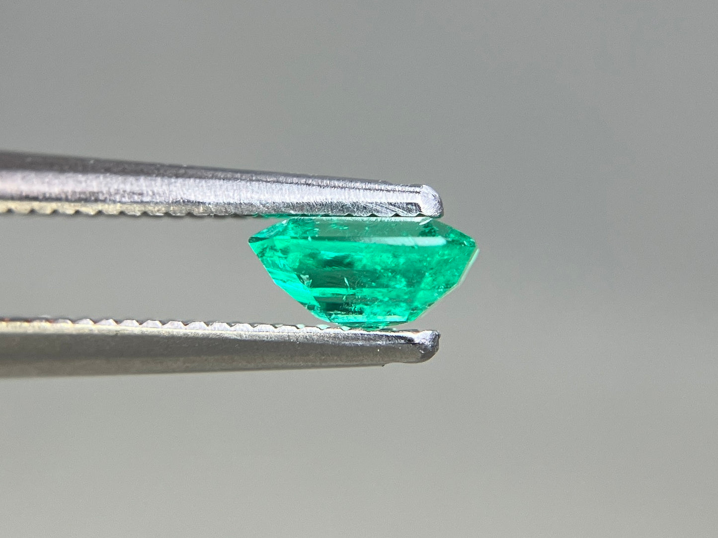 エメラルド 天然 0.668ct 中央宝石ソーティング付き 5.90㎜×5.12㎜×2.99㎜ ルース（ 裸石 ） 7938YY