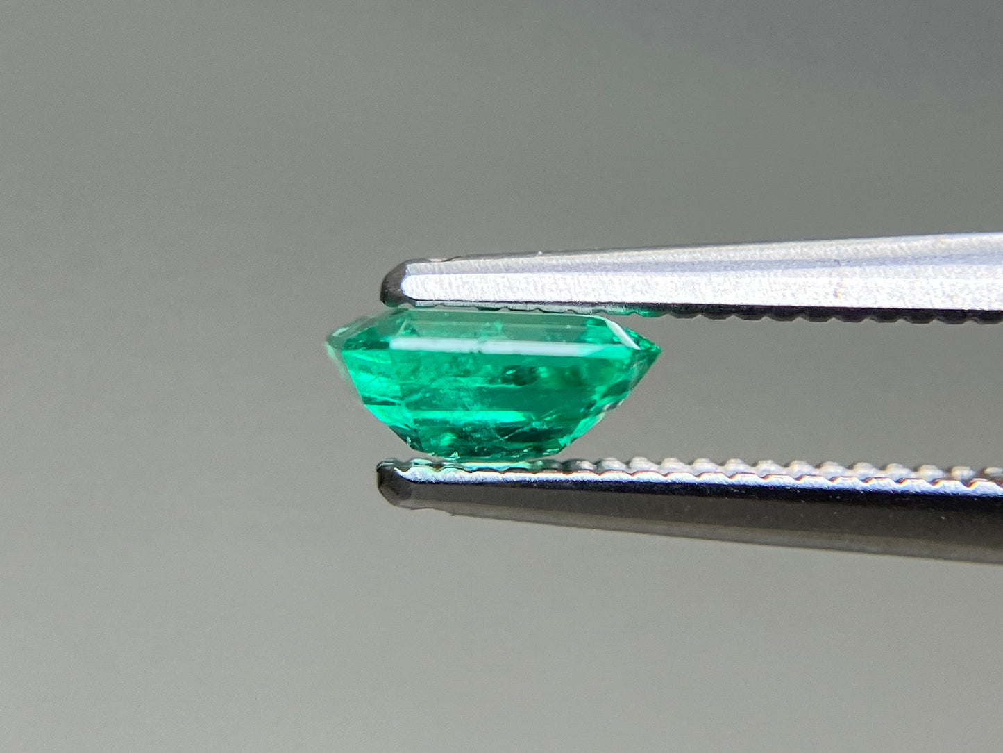 エメラルド 天然 0.668ct 中央宝石ソーティング付き 5.90㎜×5.12㎜×2.99㎜ ルース（ 裸石 ） 7938YY