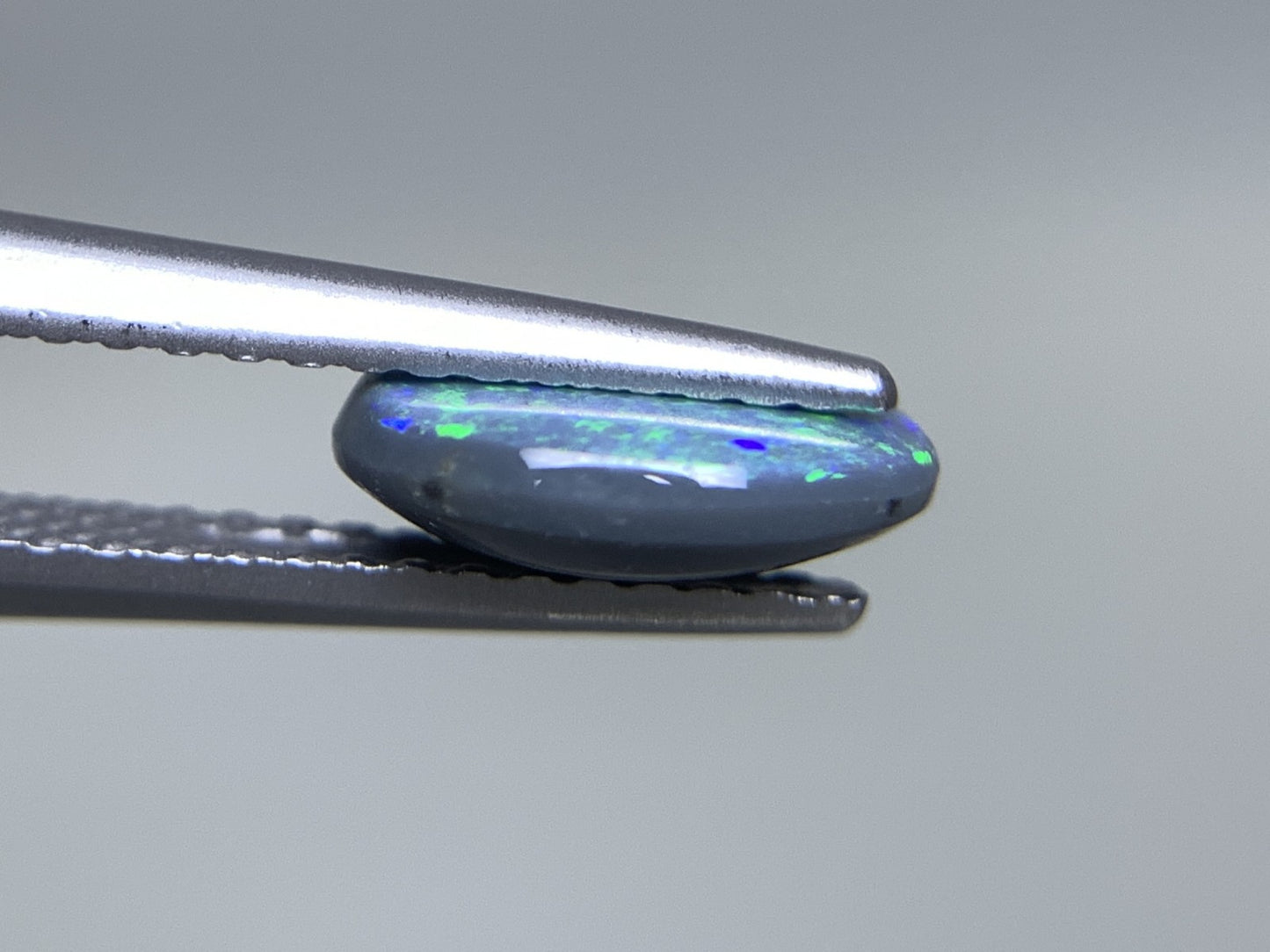 ブラックオパール 天然 0.974ct 宝石ソーティング付き 8.6㎜×6.8㎜×2.7㎜ ルース（ 裸石 ） 5347Y
