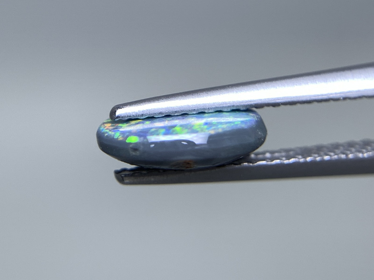 ブラックオパール 天然 0.974ct 宝石ソーティング付き 8.6㎜×6.8㎜×2.7㎜ ルース（ 裸石 ） 5347Y