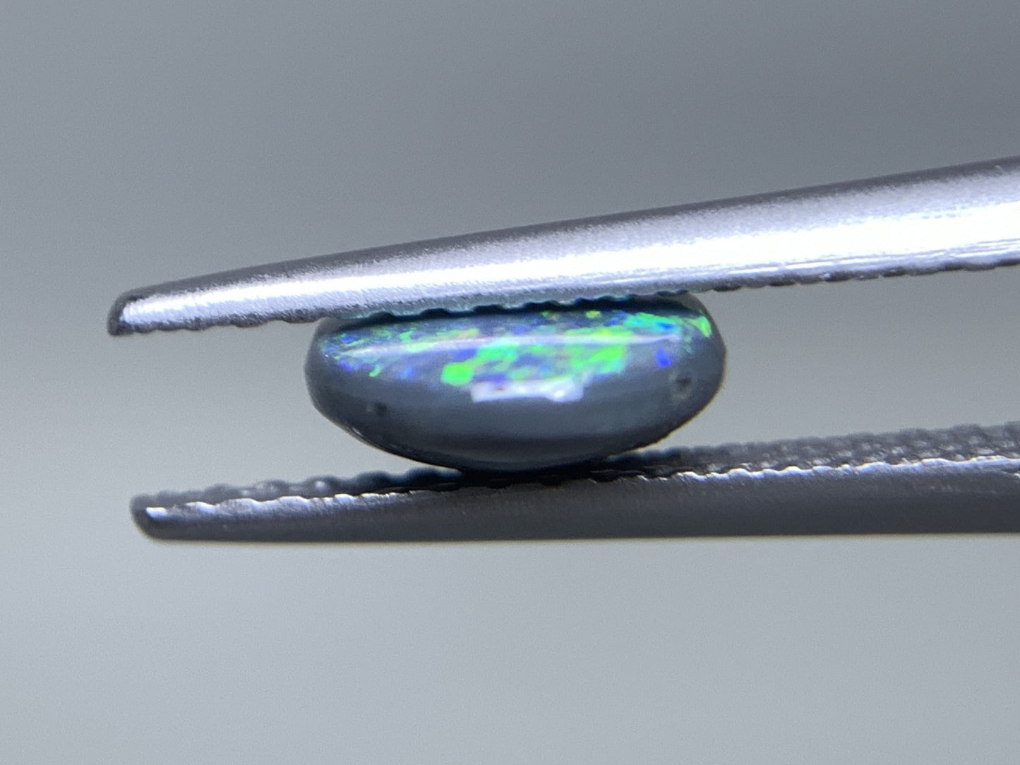 ブラックオパール 天然 0.974ct 宝石ソーティング付き 8.6㎜×6.8㎜×2.7㎜ ルース（ 裸石 ） 5347Y
