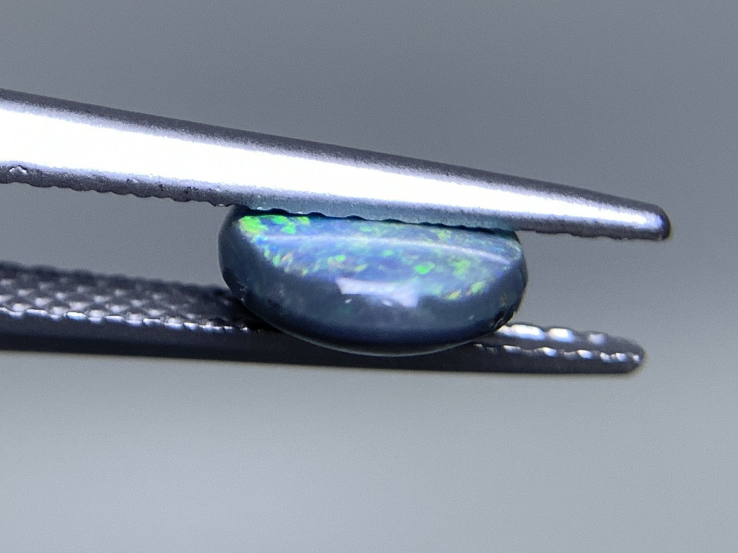ブラックオパール 天然 0.974ct 宝石ソーティング付き 8.6㎜×6.8㎜×2.7㎜ ルース（ 裸石 ） 5347Y