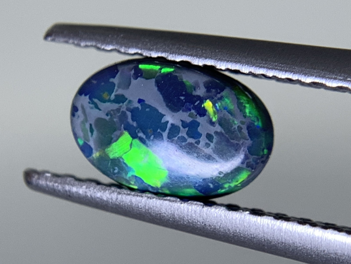 ブラックオパール 天然  0.639ct  宝石ソーティング付き  7.1㎜×4.7㎜×2.9㎜  ルース（ 裸石 ）  5350Y