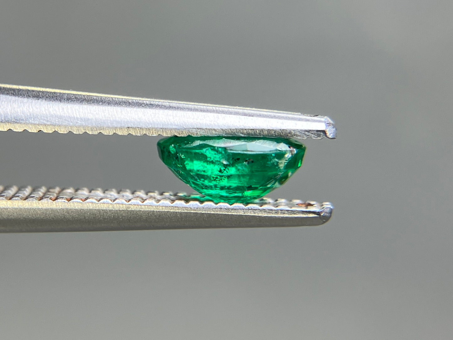 エメラルド 天然 0.531ct 宝石ソーティング付き 6.0㎜×4.6㎜×2.7㎜ ルース（ 裸石 ） 8031YY