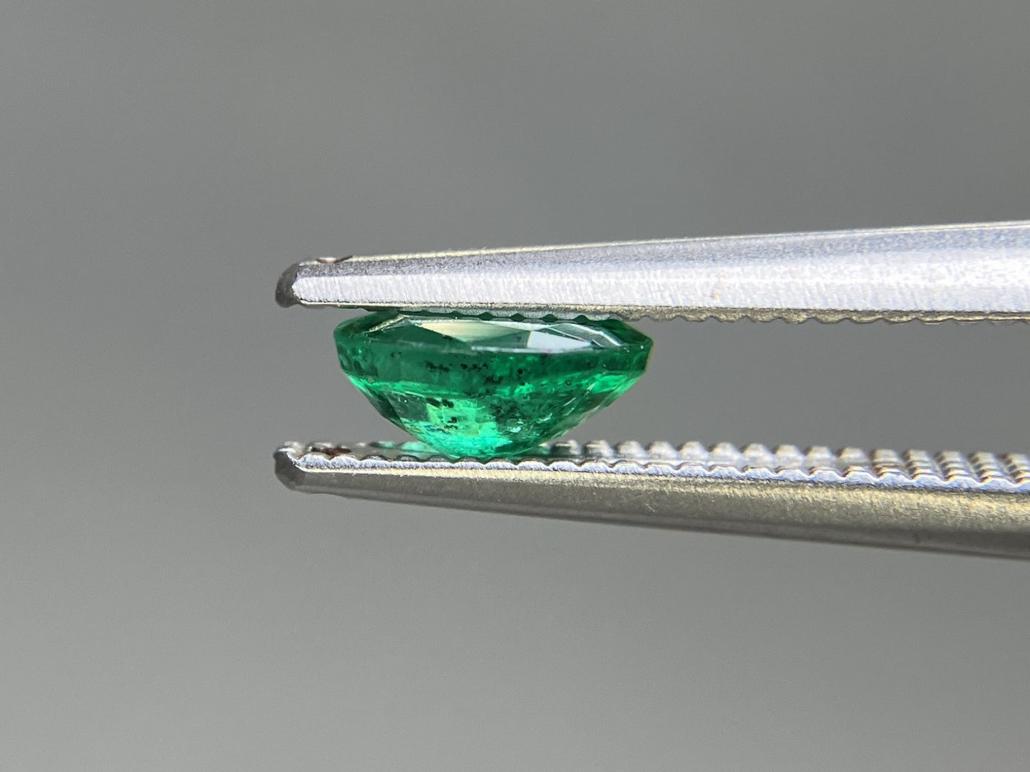 エメラルド 天然 0.531ct 宝石ソーティング付き 6.0㎜×4.6㎜×2.7㎜ ルース（ 裸石 ） 8031YY