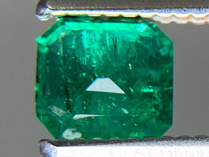 エメラルド 天然 0.417ct 宝石ソーティング付き 4.7㎜×4.2㎜×2.8㎜ ルース（ 裸石 ） 8024YY