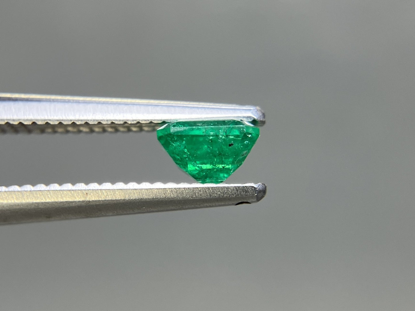 エメラルド 天然 0.417ct 宝石ソーティング付き 4.7㎜×4.2㎜×2.8㎜ ルース（ 裸石 ） 8024YY