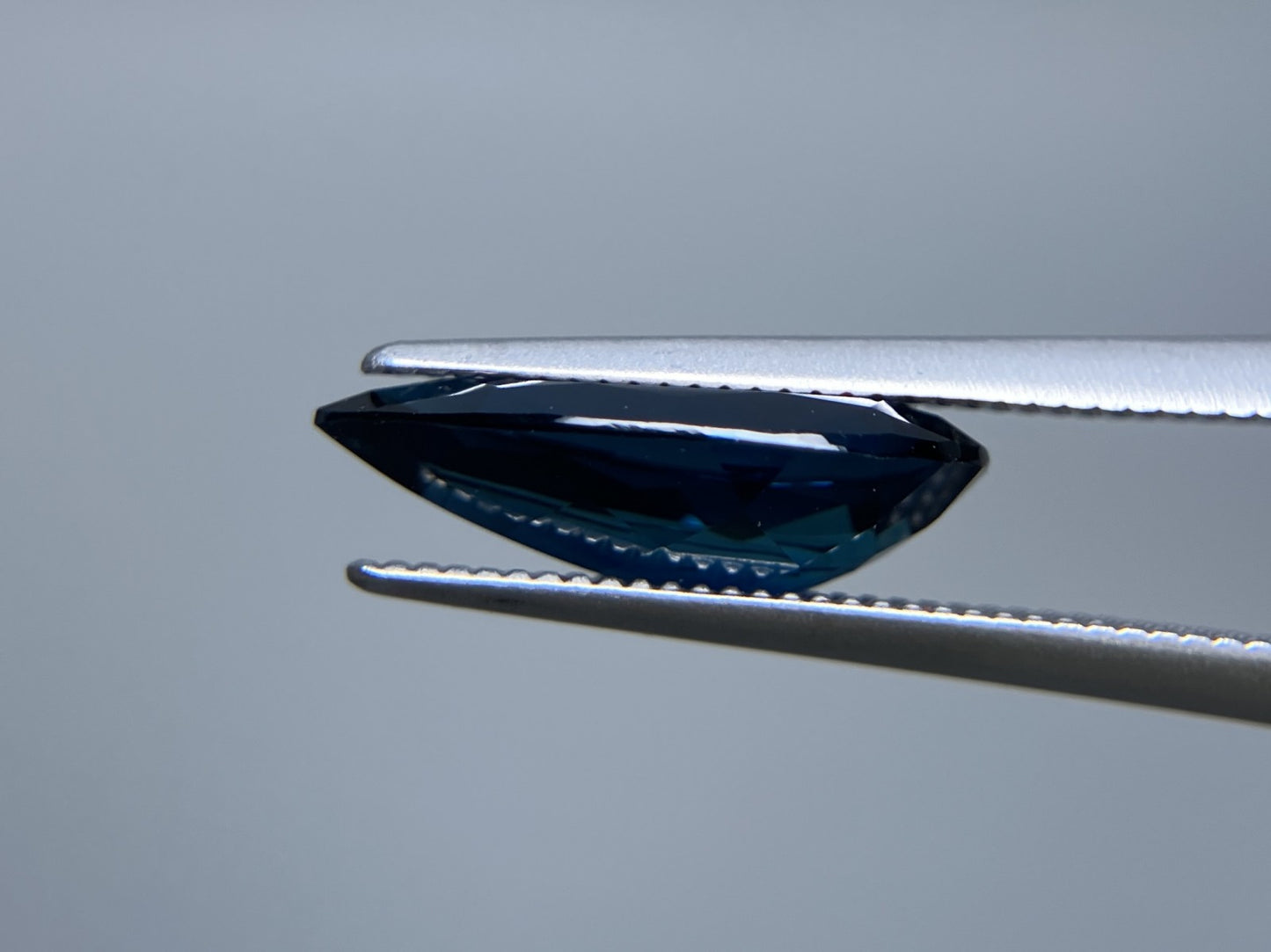 インディコライトトルマリン 2.388ct 中央宝石ソーティング付き 13.55㎜×7.32㎜×4.20㎜ ルース（ 裸石 ） 3419S