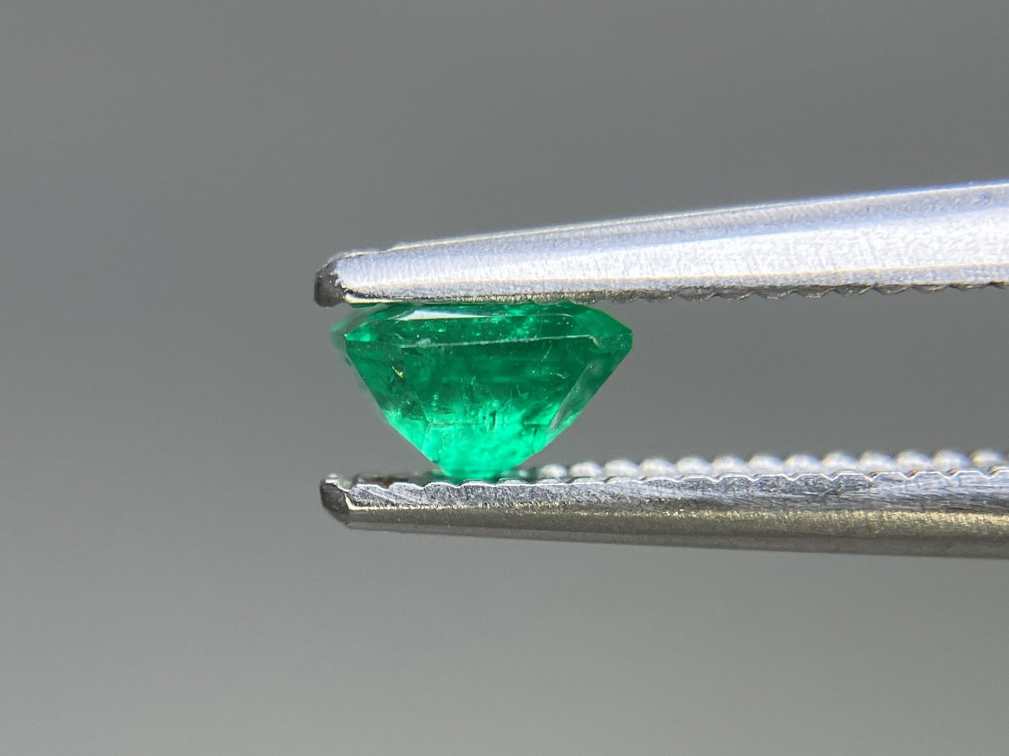 エメラルド 天然 0.417ct 宝石ソーティング付き 4.7㎜×4.2㎜×2.8㎜ ルース（ 裸石 ） 8024YY