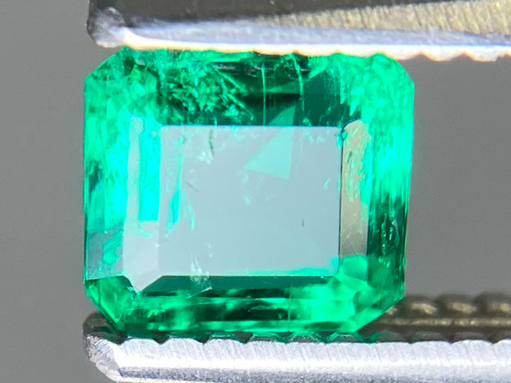 エメラルド 天然 0.421ct 宝石ソーティング付き 4.6㎜×4.4㎜×2.4㎜ ルース（ 裸石 ） 8026YY