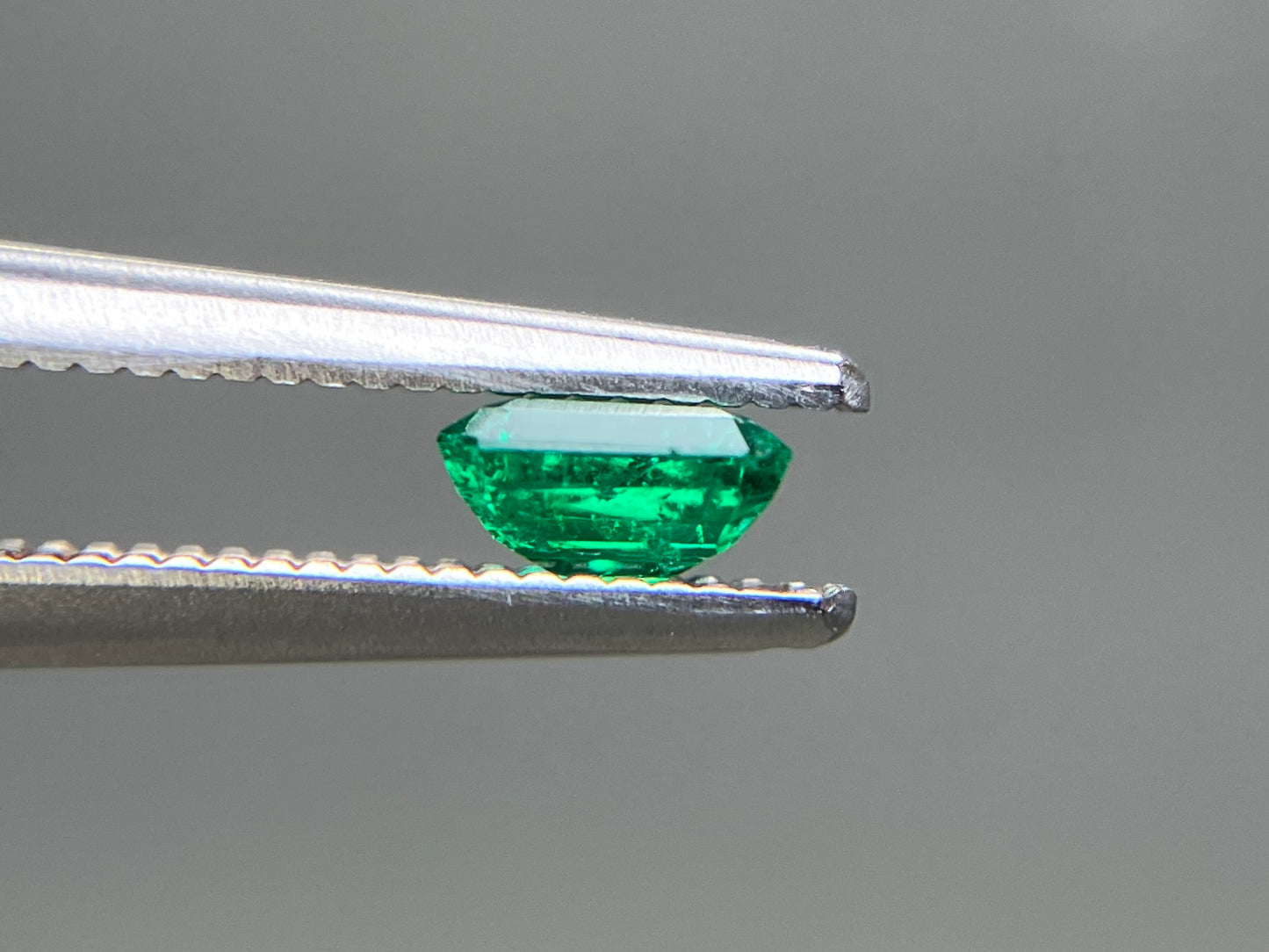 エメラルド 天然 0.421ct 宝石ソーティング付き 4.6㎜×4.4㎜×2.4㎜ ルース（ 裸石 ） 8026YY