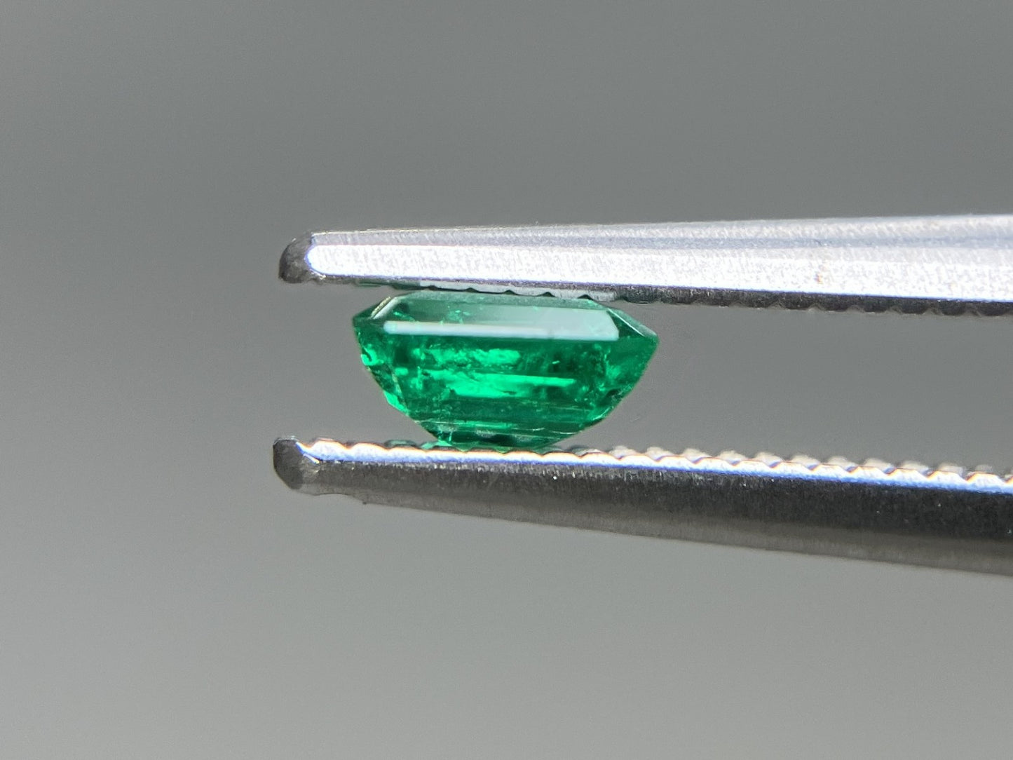 エメラルド 天然 0.421ct 宝石ソーティング付き 4.6㎜×4.4㎜×2.4㎜ ルース（ 裸石 ） 8026YY