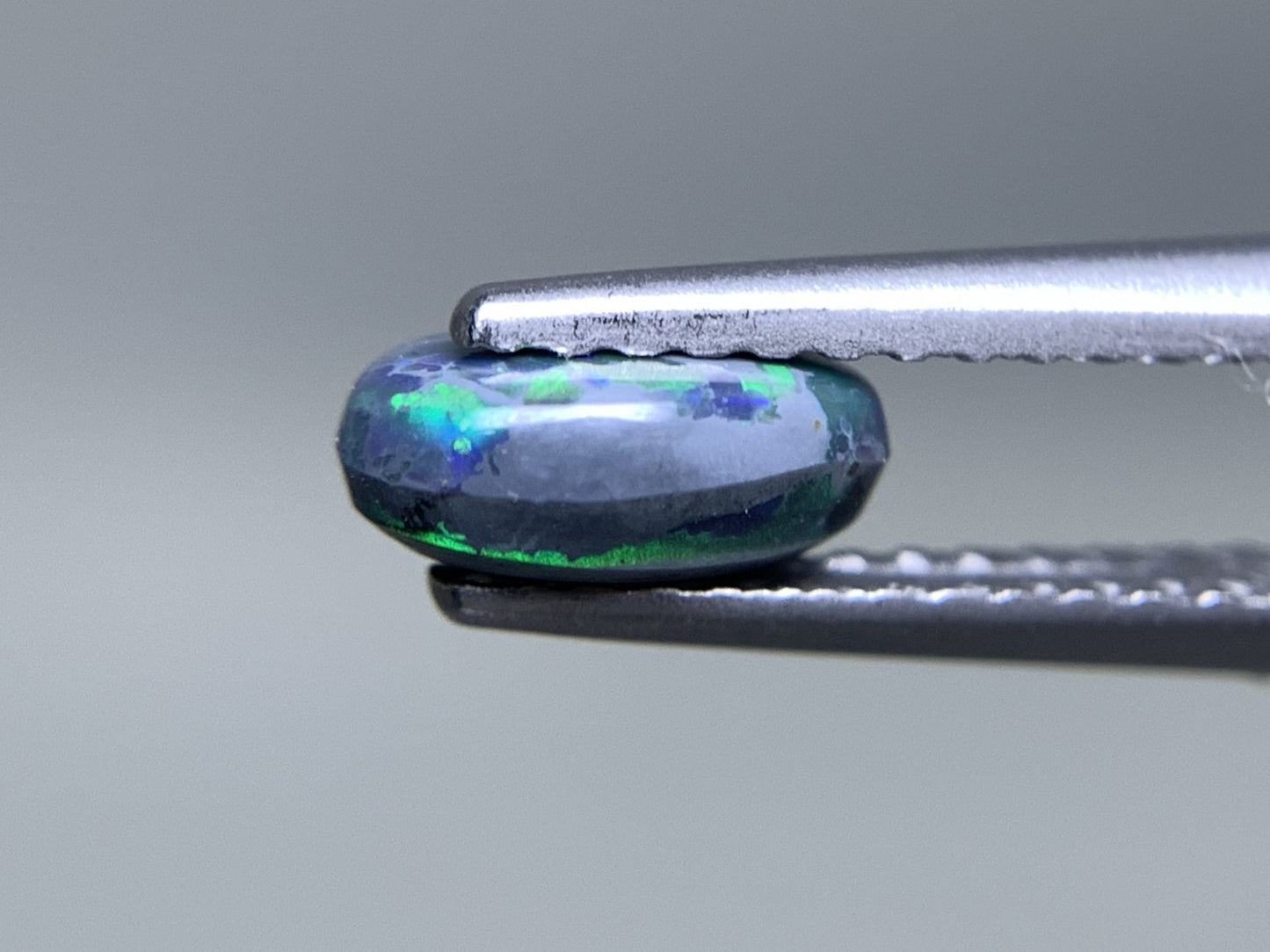 ブラックオパール 天然  0.639ct  宝石ソーティング付き  7.1㎜×4.7㎜×2.9㎜  ルース（ 裸石 ）  5350Y