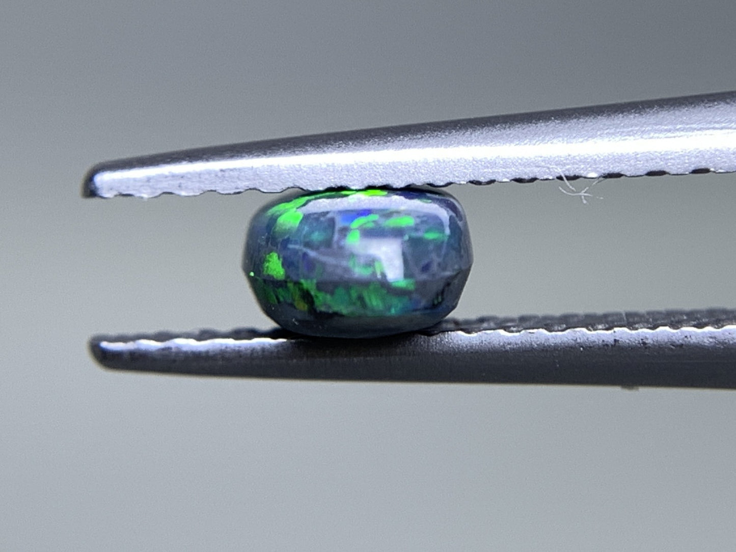 ブラックオパール 天然  0.639ct  宝石ソーティング付き  7.1㎜×4.7㎜×2.9㎜  ルース（ 裸石 ）  5350Y