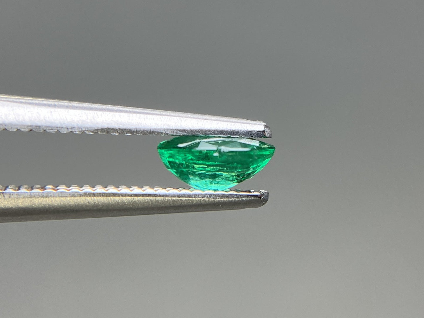 エメラルド 天然 0.487ct 宝石ソーティング付き 5.9㎜×4.4㎜×2.7㎜ ルース（ 裸石 ） 8025YY