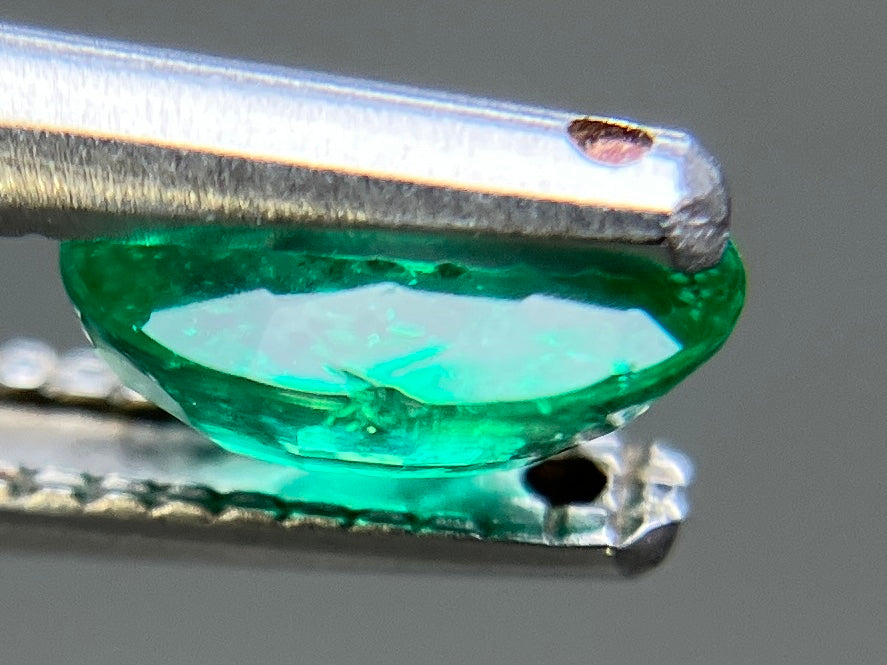 エメラルド 天然 0.487ct 宝石ソーティング付き 5.9㎜×4.4㎜×2.7㎜ ルース（ 裸石 ） 8025YY