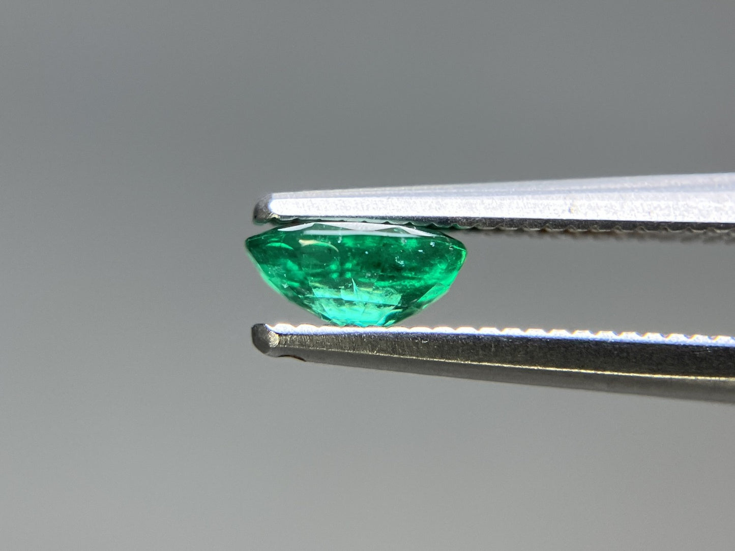 エメラルド 天然 0.487ct 宝石ソーティング付き 5.9㎜×4.4㎜×2.7㎜ ルース（ 裸石 ） 8025YY