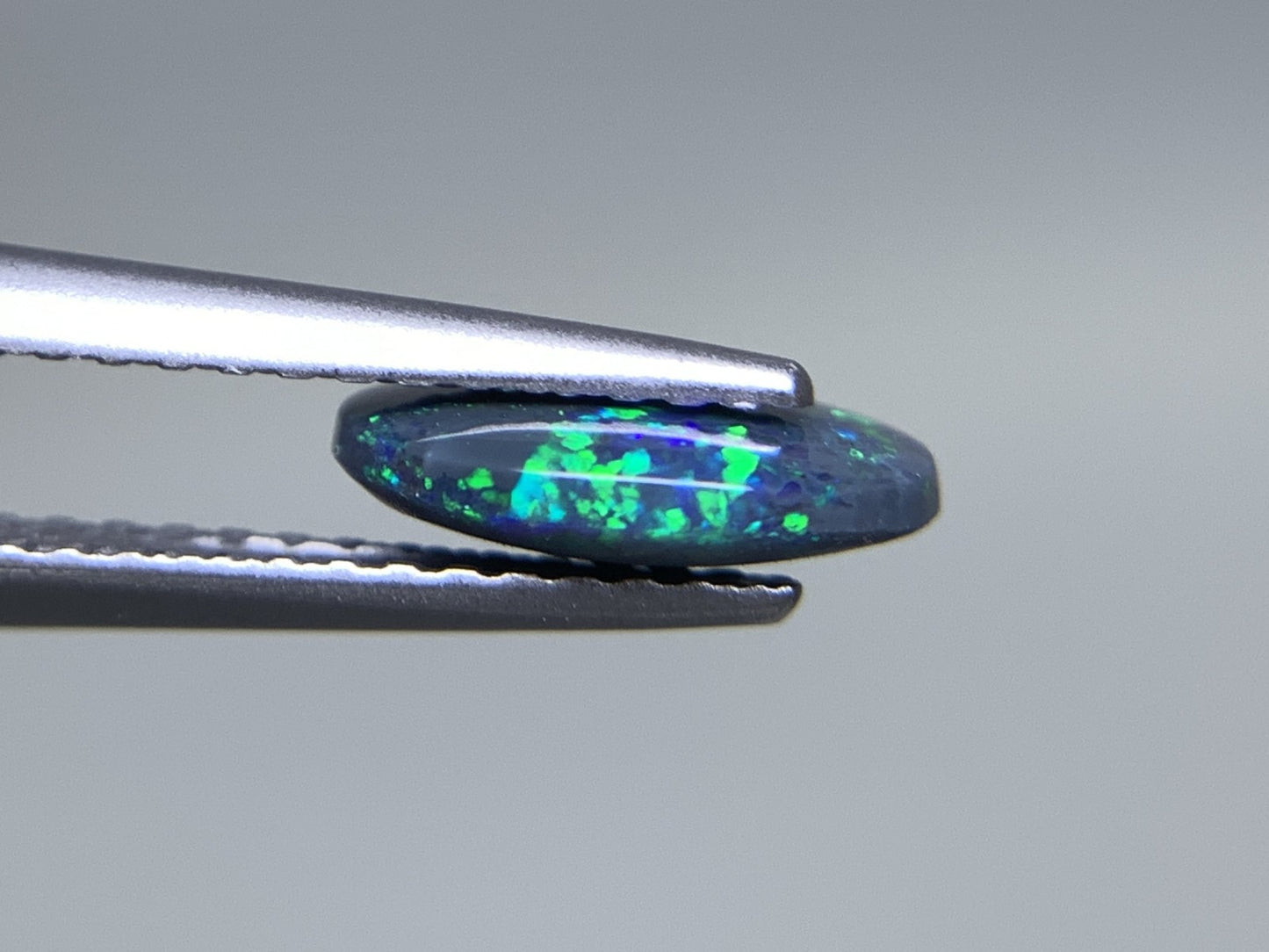 ブラックオパール 天然  0.910ct  宝石ソーティング付き  8.9㎜×6.8㎜×2.5㎜  ルース（ 裸石 ）  5341Y