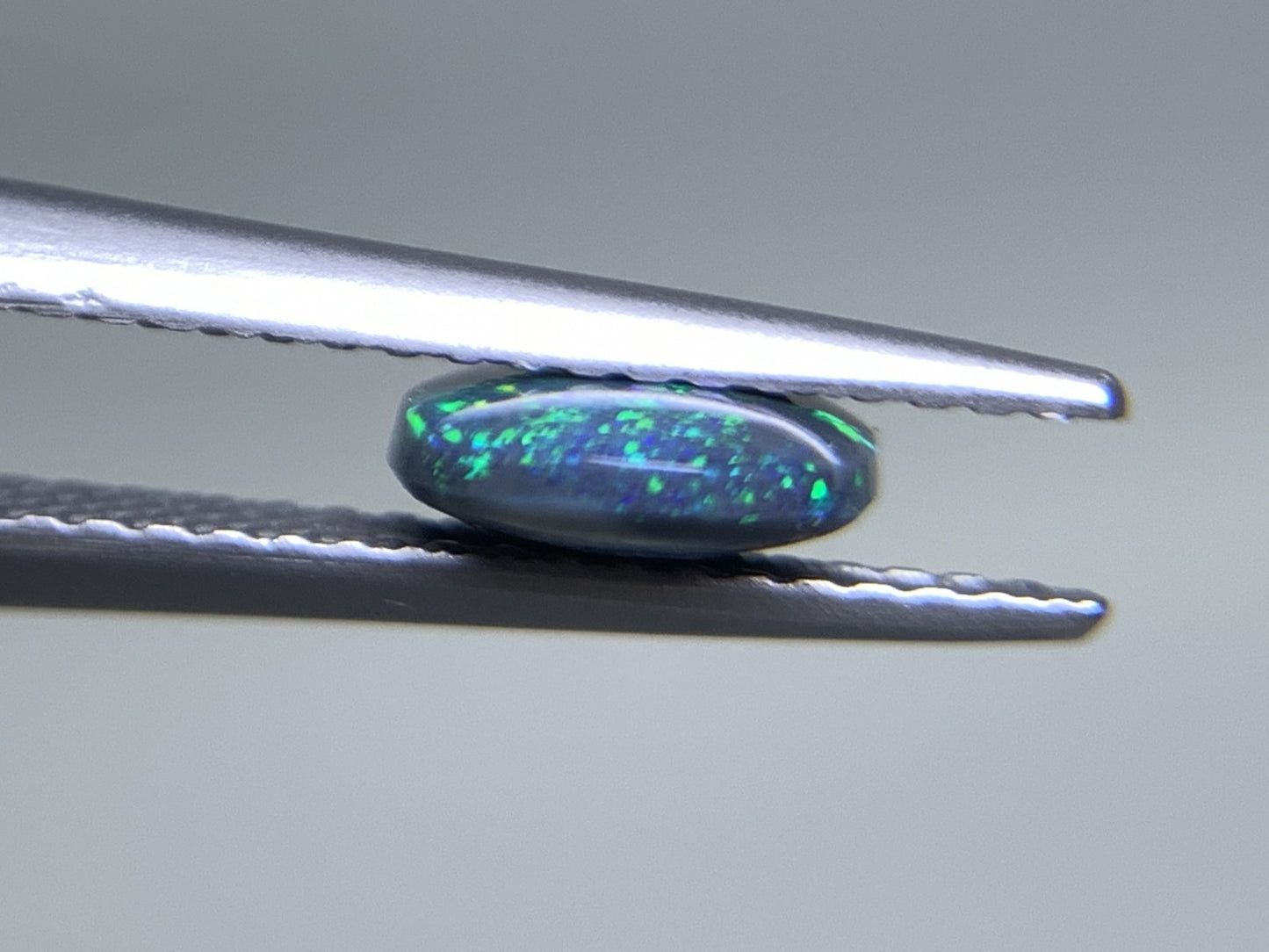 ブラックオパール 天然  0.910ct  宝石ソーティング付き  8.9㎜×6.8㎜×2.5㎜  ルース（ 裸石 ）  5341Y