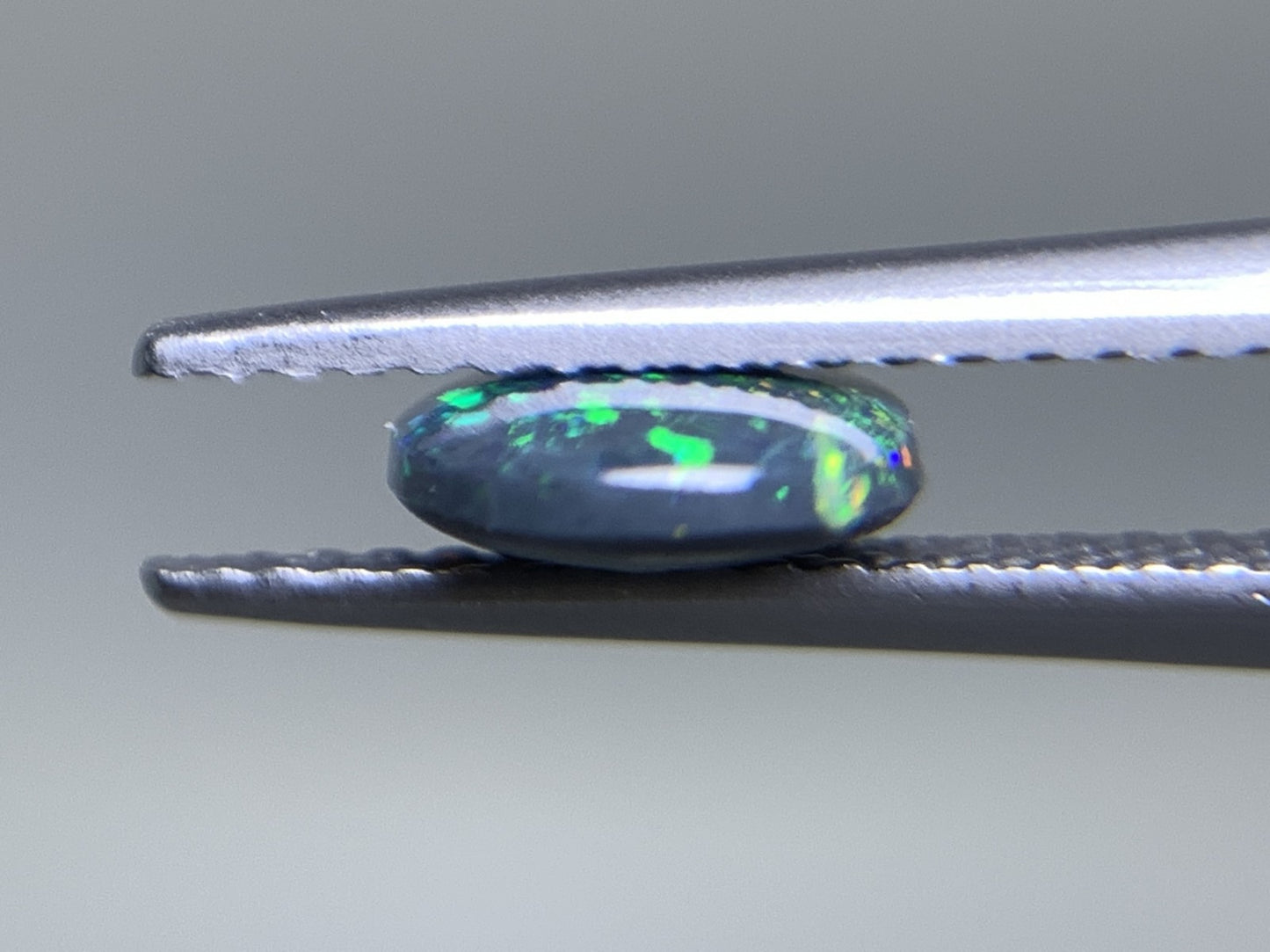 ブラックオパール 天然  0.910ct  宝石ソーティング付き  8.9㎜×6.8㎜×2.5㎜  ルース（ 裸石 ）  5341Y