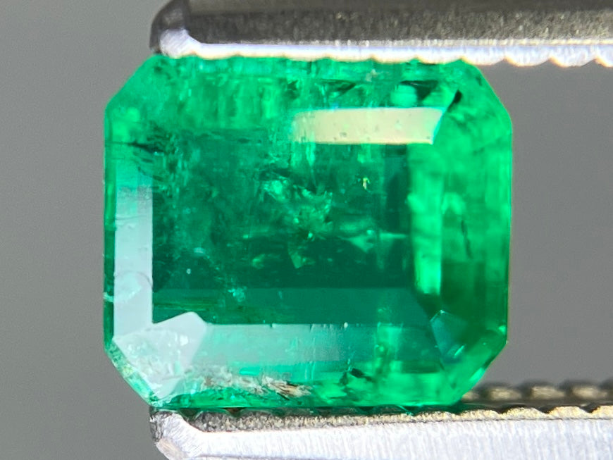 エメラルド 天然 0.793ct 宝石ソーティング付き 5.5㎜×4.7㎜×3.1㎜ ルース（ 裸石 ） 8033YY