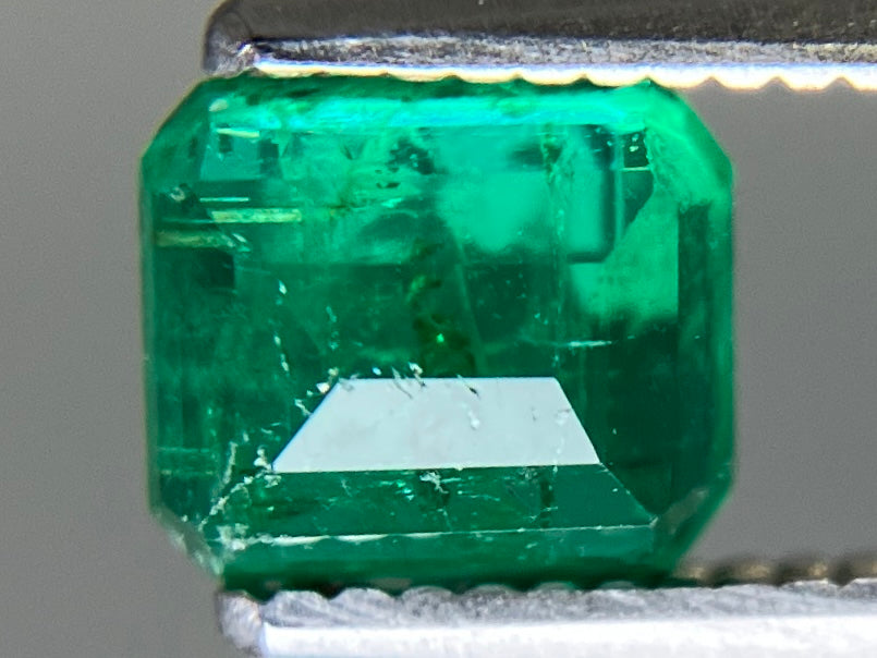 エメラルド 天然 0.793ct 宝石ソーティング付き 5.5㎜×4.7㎜×3.1㎜ ルース（ 裸石 ） 8033YY