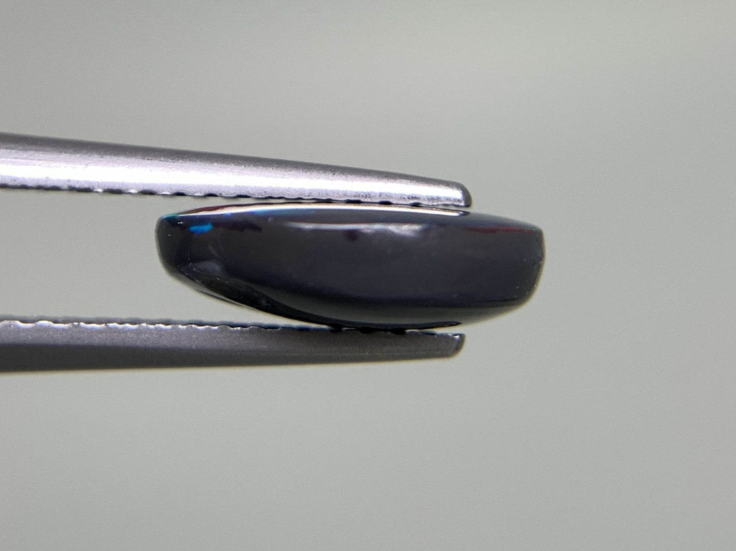 ブラックオパール 1.937ct  中央宝石ソーティング付き  10.6㎜×8.3㎜×3.4㎜  天然 ルース（ 裸石 ） 4524Y