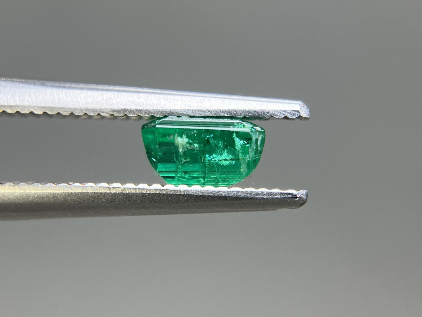 エメラルド 天然 0.793ct 宝石ソーティング付き 5.5㎜×4.7㎜×3.1㎜ ルース（ 裸石 ） 8033YY