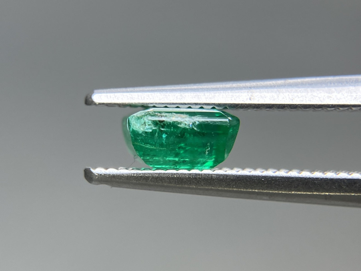 エメラルド 天然 0.793ct 宝石ソーティング付き 5.5㎜×4.7㎜×3.1㎜ ルース（ 裸石 ） 8033YY